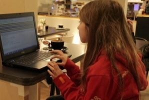 Vidéo : une enfant hacke un hotspot Wifi en 11 minutes