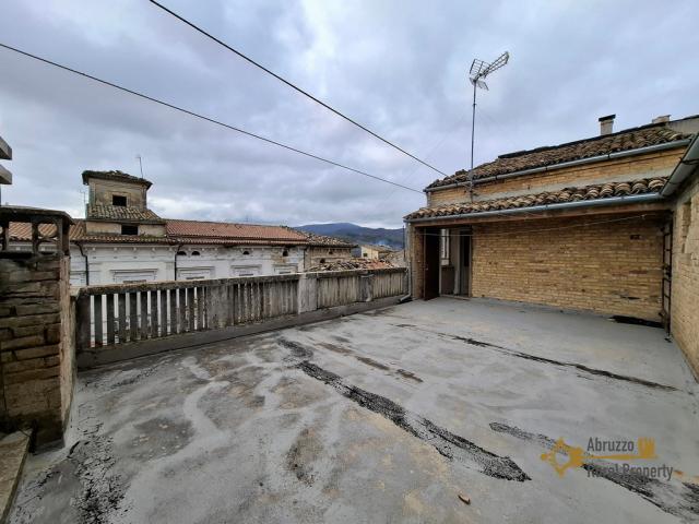 Five-bedroom town house of 157 sqm with panoramic roof terrace. Atessa.