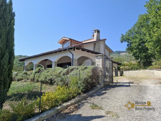 Elegant, four-bedroom villa with large veranda, garden and panoramic view. Castelverrino