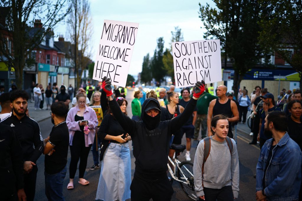 Reino Unido: Las decisiones sobre diseño y política de X abonaron el terreno a narrativas incendiarias y racistas contra personas musulmanas y migrantes tras el ataque de Southport - Amnistía Internacional