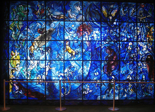 LO SPLENDIDO SEGRETO DELLA VETRATA ONU DI CHAGALL. Incisioni sulla Bibbia Cristiana nella Finestra della Pace - ART & WINE News