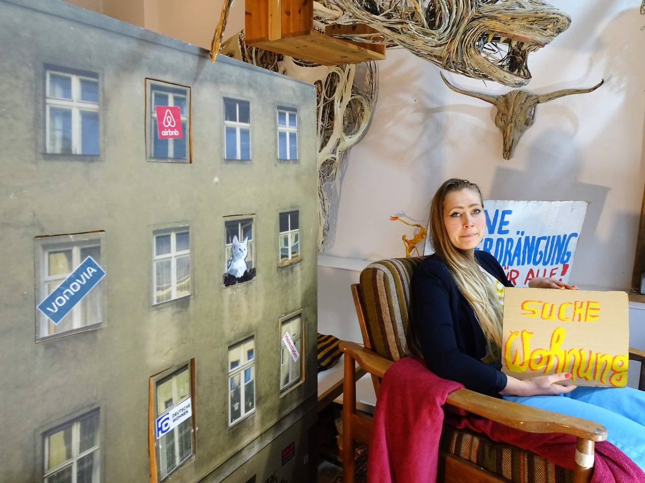 Ungewöhnliche Wohnungssuche in Kreuzberg: Joana V. sitzt in Schaufenster, um auf die Wohnkrise aufmerksam zu machen - Bizim Kiez – Unser Kiez