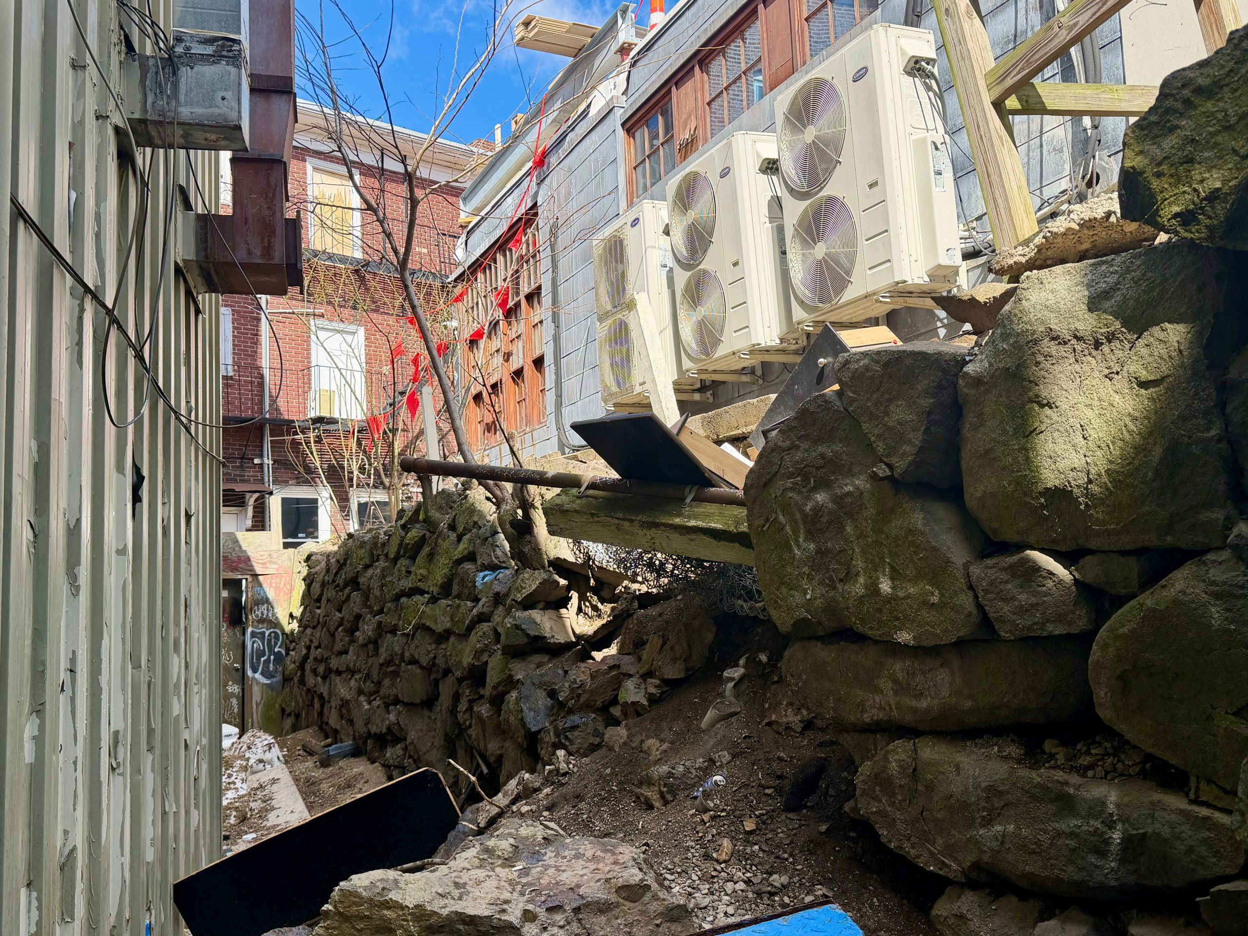 Unmended wall in Harvard Square needs a few good neighbors - Cambridge Day