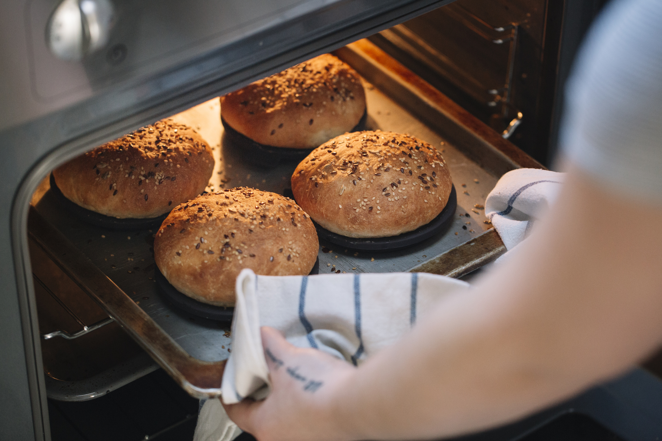 Aufbackbrötchen richtig zubereiten: Warum der Ofen nicht ideal ist - CHIP