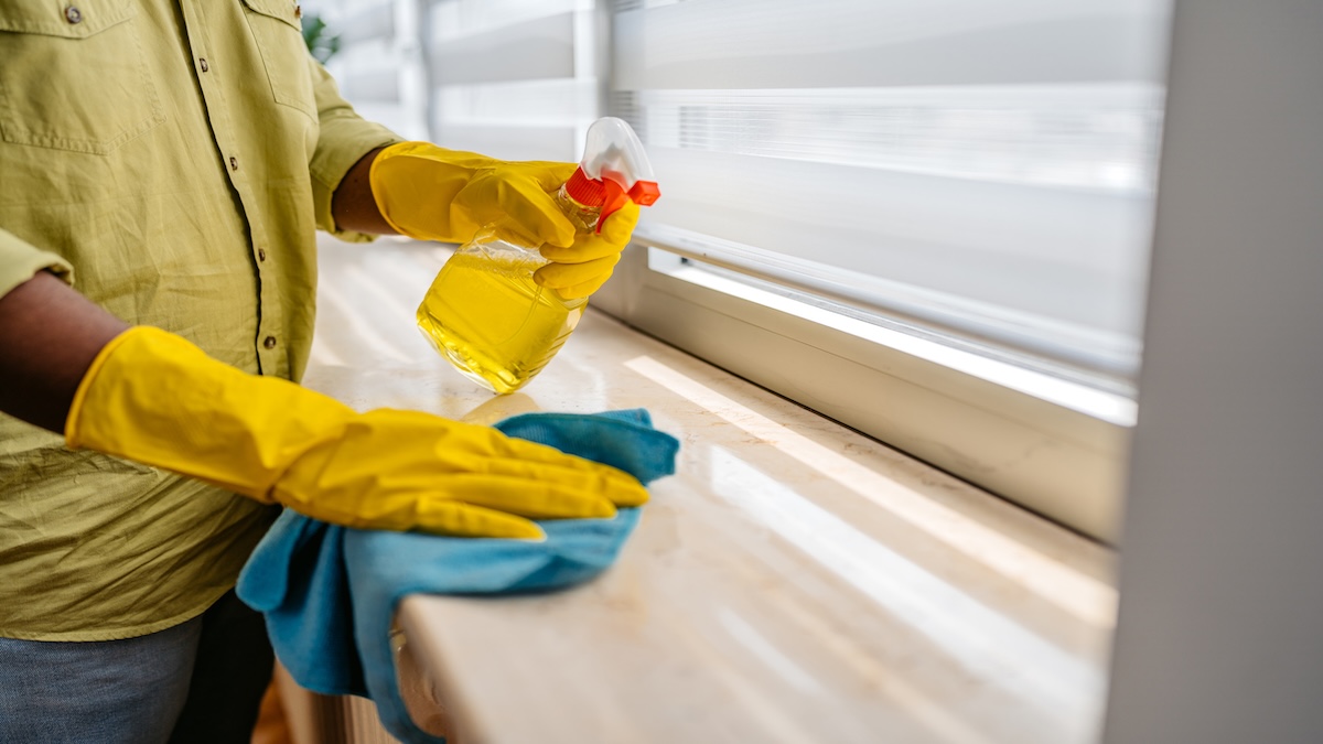 Fensterrahmen wie neu: Diese Hausmittel entfernen selbst hartnäckigen Gilb - CHIP