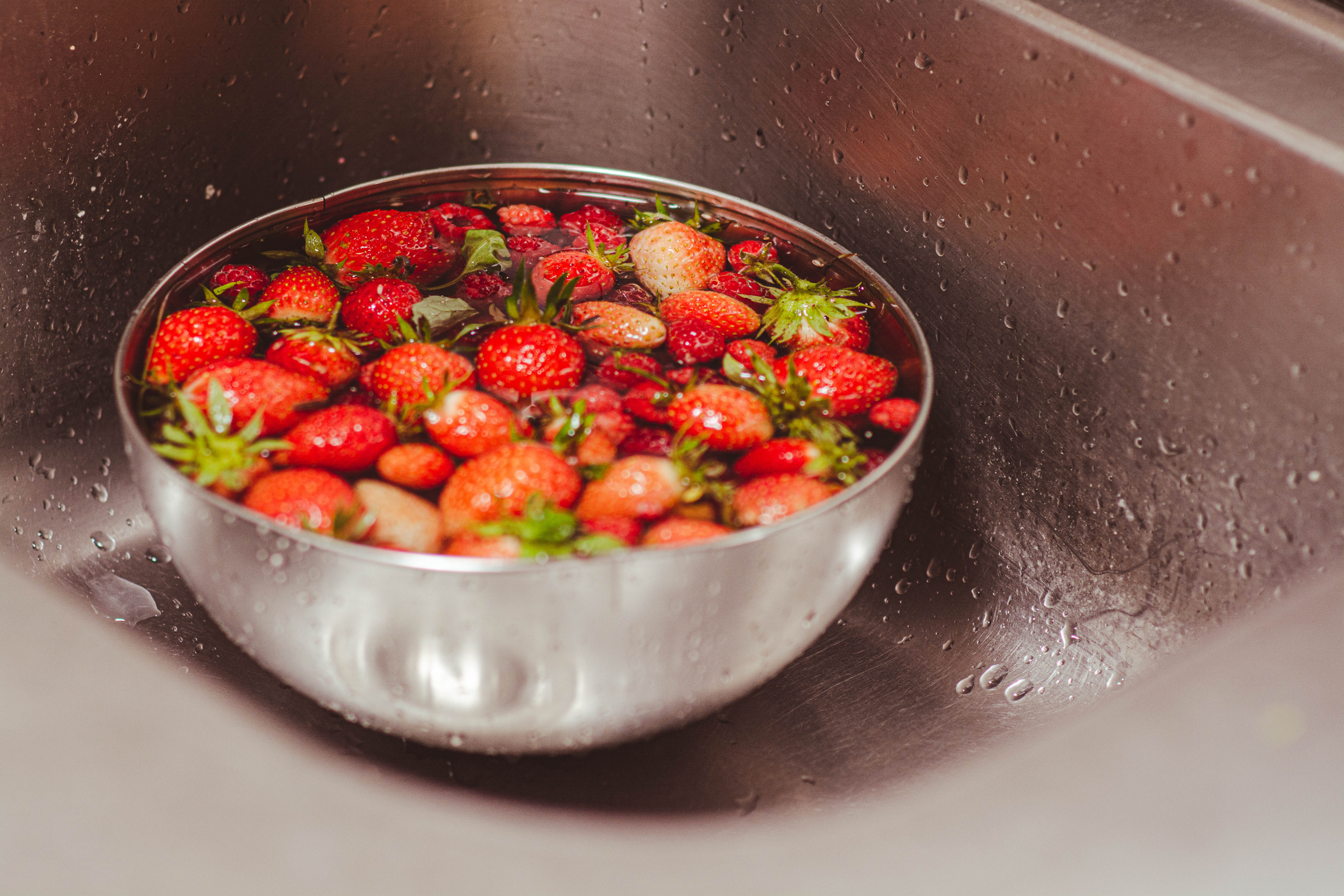 Wasser ist oft nicht genug: Waschen Sie Erdbeeren immer mit diesem Hausmittel - CHIP