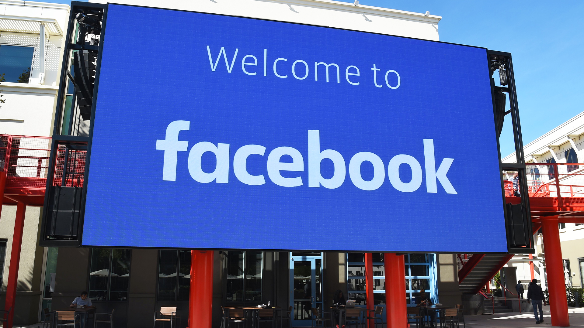 How Silicon Valley is helping Putin and other tyrants win the information war - Coda Story