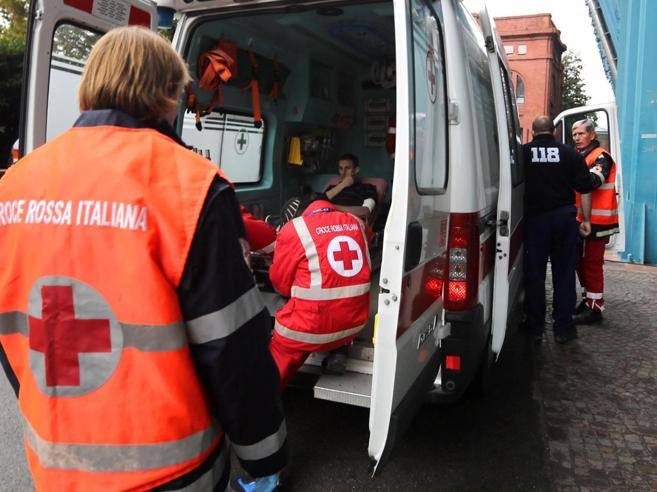 Torino, bloccano l’ambulanza che trasporta un malato grave perché contromano: denunciati - Corriere.it