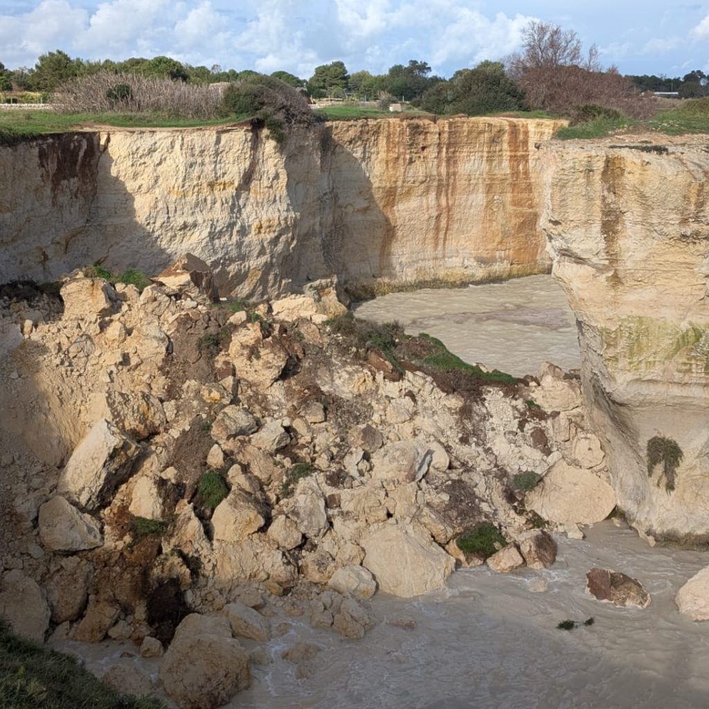 È crollato l’arco dei faraglioni di Sant’Andrea. Il sindaco Cisternino: “Un danno enorme per tutto il Salento” - Corriere Salentino Lecce