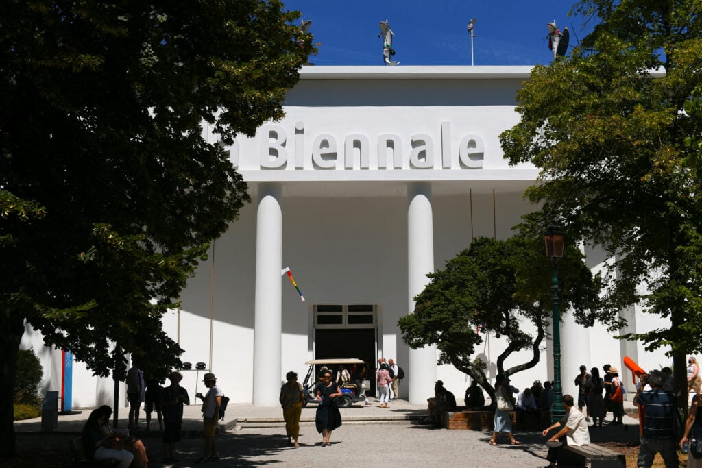 Biennale de Venise 2026 : le Crif condamne la signature par l’artiste choisie pour représenter la France, d’une pétition appelant à exclure Israël - Crif · Conseil représentatif des institutions juives de France