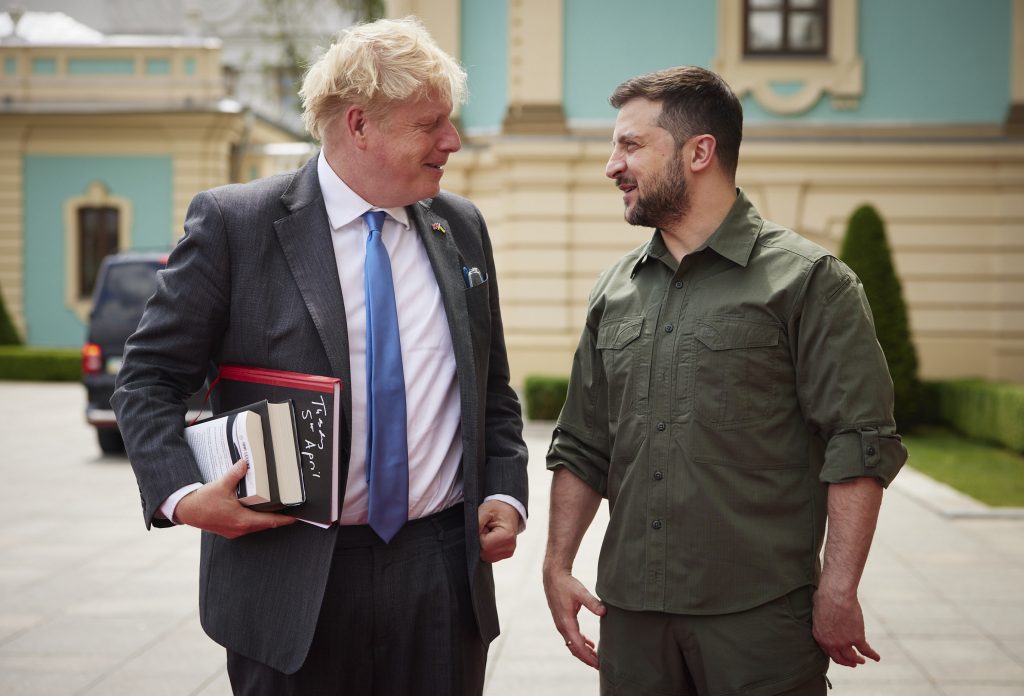 Boris Johnson i Kyiv – lover å trene ukrainske soldater
