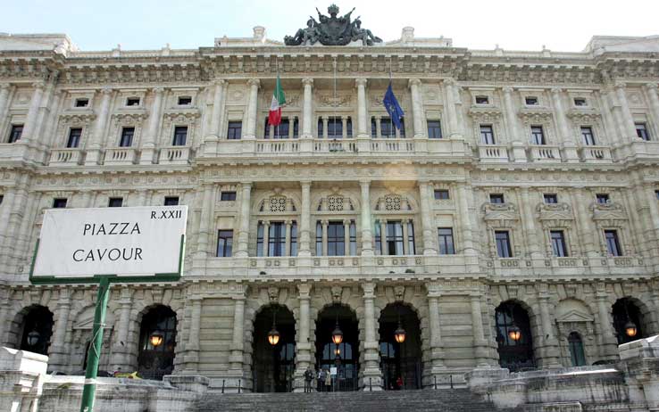 Trattenimento dei migranti in Albania: l'ordinanza con cui la Cassazione ha sollevato, in via pregiudiziale, due quesiti alla Corte di Giustizia dell’Unione Europea - Giurisprudenza penale