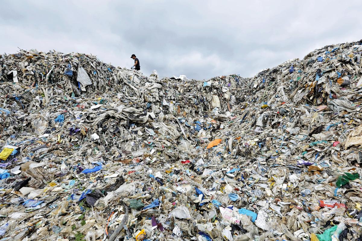China’s ban on imports of 24 types of waste is a wake up call to the world – Greenpeace - Greenpeace East Asia