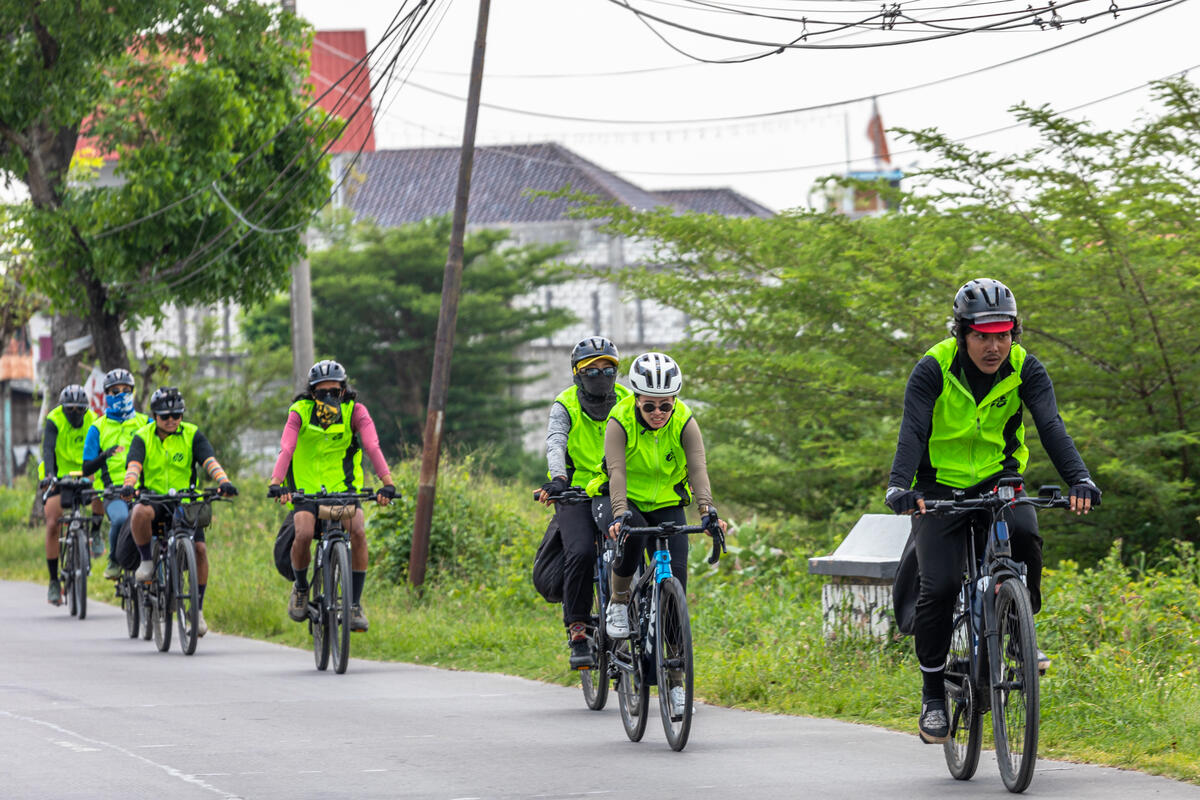 Pernyataan Sikap Penghadangan Tim Pesepeda Chasing The Shadow - Greenpeace Indonesia - Greenpeace Indonesia
