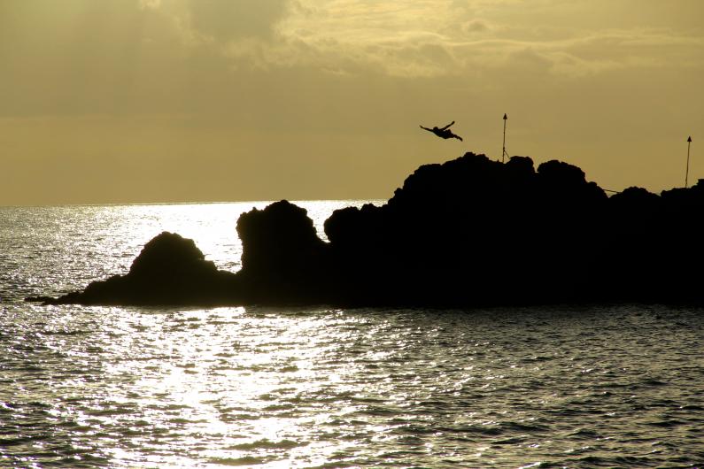 Watch Traditional Cliff Diving at Kaanapali Beach's Puu Kekaa (Black Rock) - HAWAIʻI Magazine