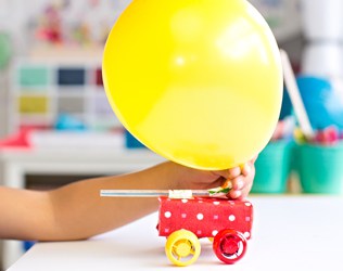 MAKE A BALLOON POWERED RECYCLED JUICE BOX CAR