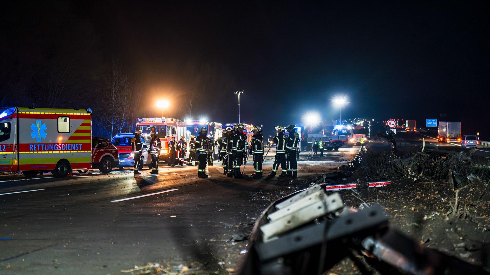 Hessen am Morgen: ++ Lkw reißt Leitplanke auf A3 auf – Autobahn gesperrt ++ | hessenschau.de