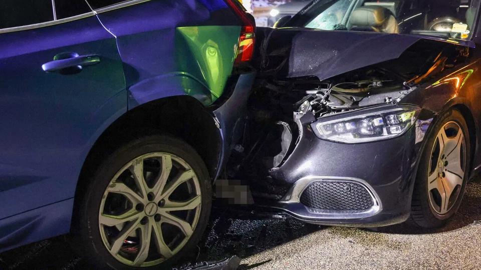 Unfall auf A7 bei Fulda - Luxusauto geschrottet ➤ Hessen am Morgen: Die Nachrichten im Ticker | hessenschau.de