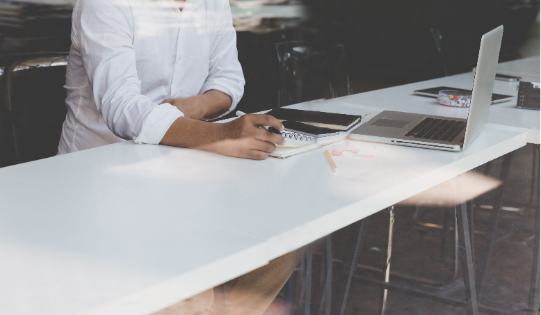 How Does the Use of Emojis and Abbreviations Impact Professionalism and Individual Reputations in the Workplace? | Hult International Business School