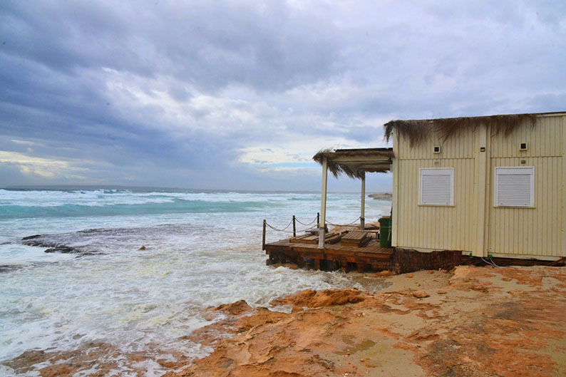Sturm und Wellen zerstören die Traumstrände - Ibiza HEUTE