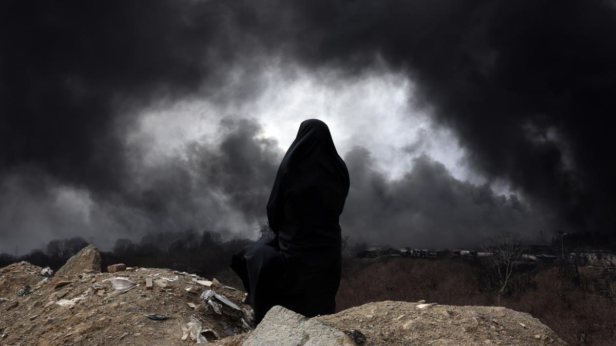 “Lluvia negra” en Irán: qué es este fenómeno tóxico, cómo puede afectar a la salud y por qué la OMS recomienda no salir de casa
