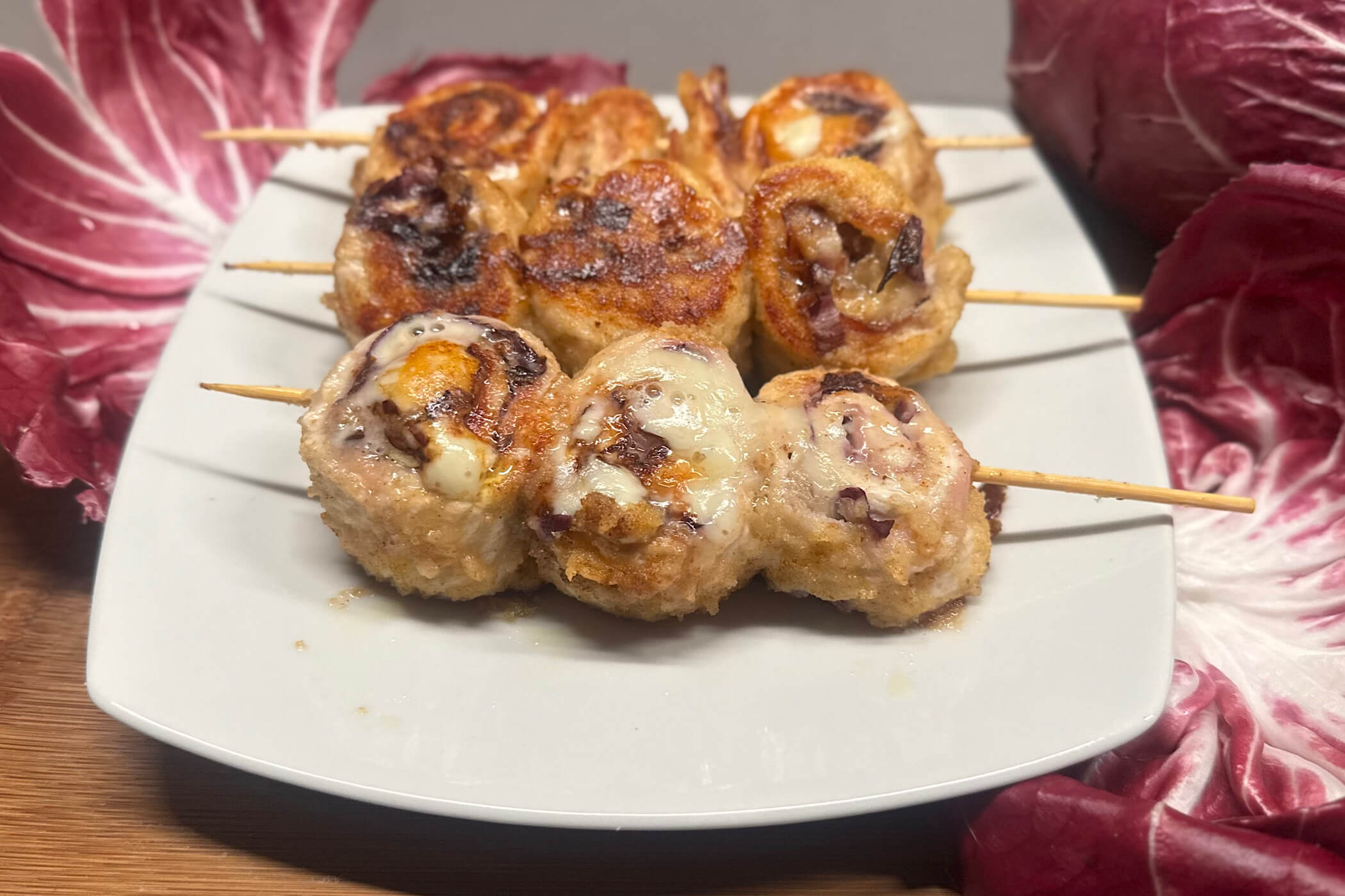 Spiedini di tacchino, la ricetta golosa con speck e radicchio - MoltoFood