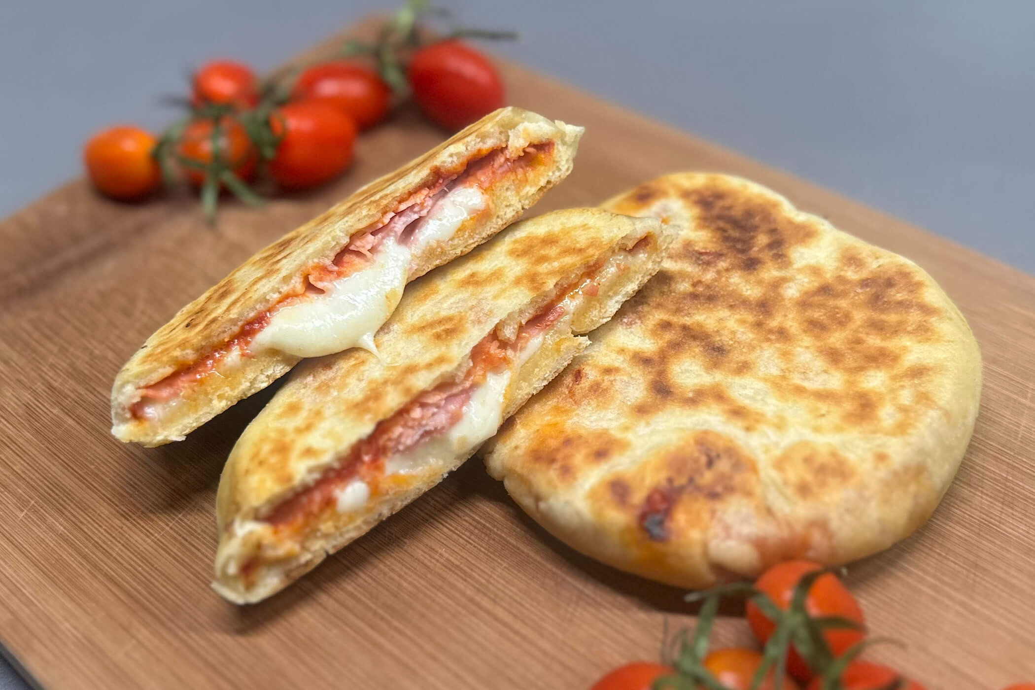 Pita ripiena in padella, super filante e con i tuoi ingredienti preferiti - MoltoFood