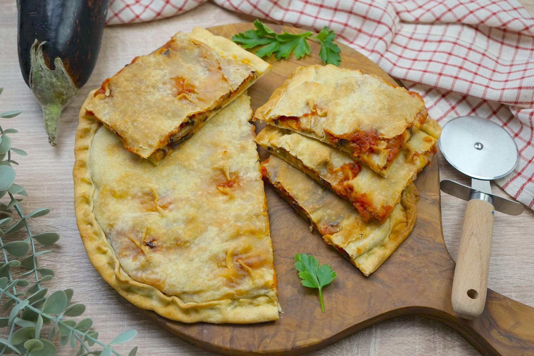 Schiacciata alla parmigiana, l’idea sfiziosa senza lievitazione! - MoltoFood
