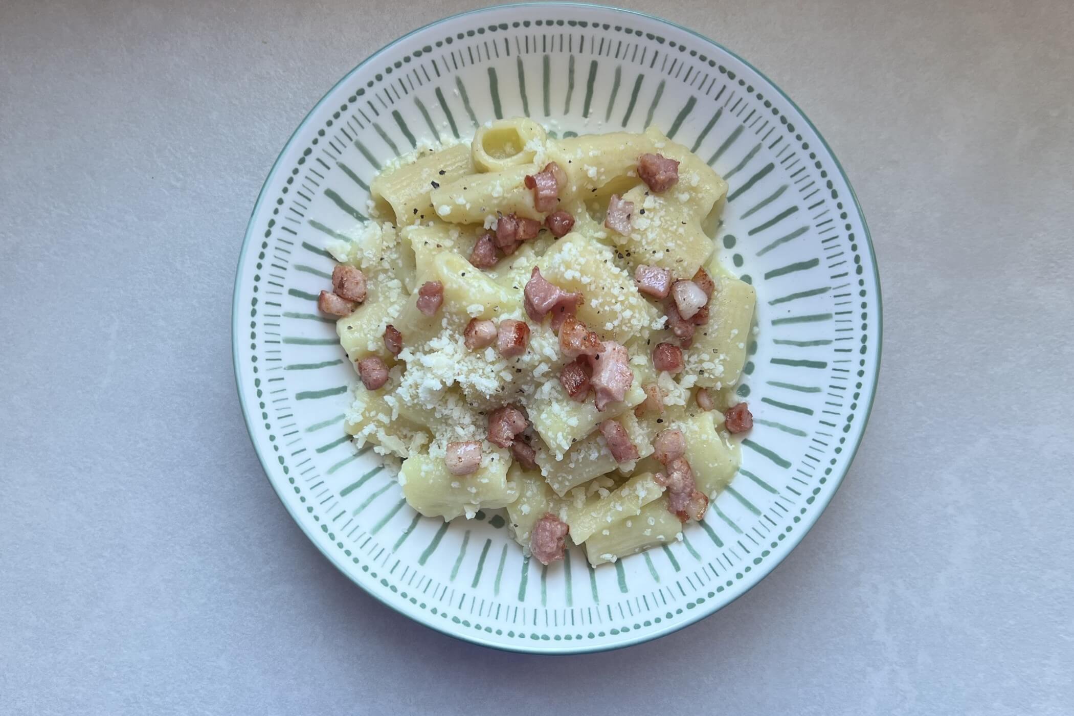 Pasta crema di porri, pancetta e pecorino: un equilibrio di sapori perfetto - MoltoFood