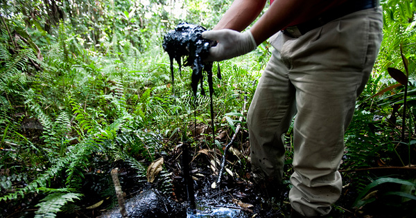 Chevron, pollueur mais pas payeur en Équateur, par Hernando Calvo Ospina (Le Monde diplomatique, mars 2014)