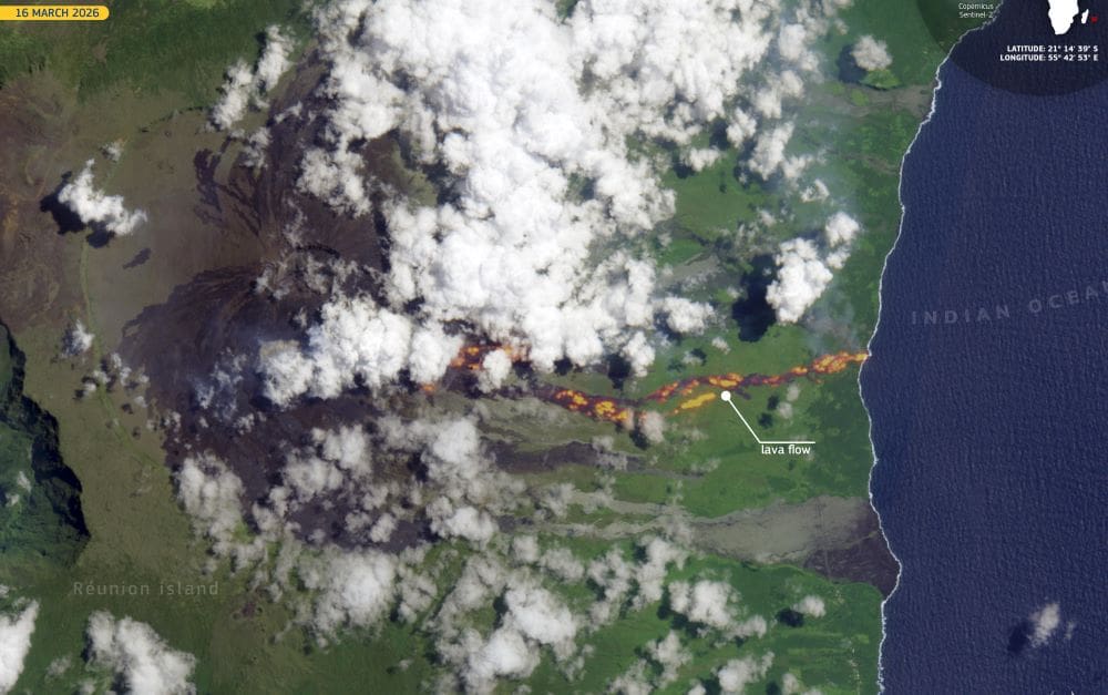 Image of the day: Lava reaches the Indian Ocean on Réunion Island • Muser Press