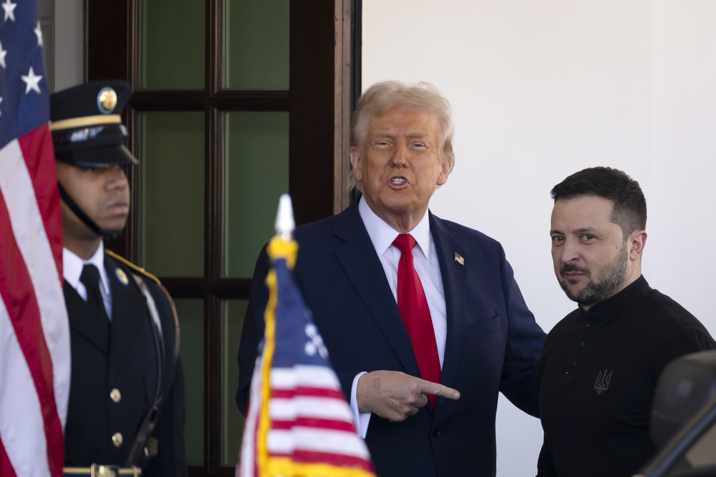 Trump Freezes Ukraine Aid, Pressures Zelenskyy for Peace - NewsLooks
