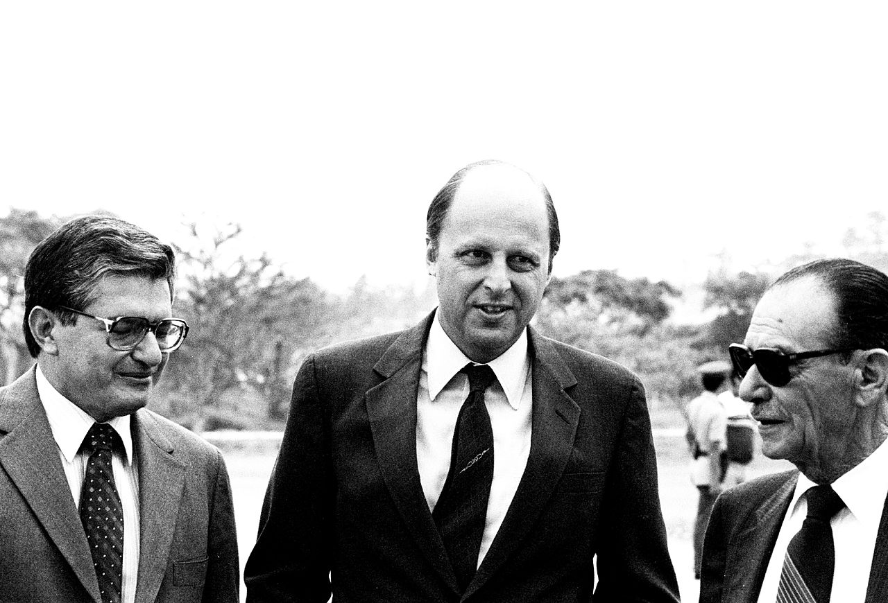Our Man in Honduras | Stephen Kinzer | The New York Review of Books