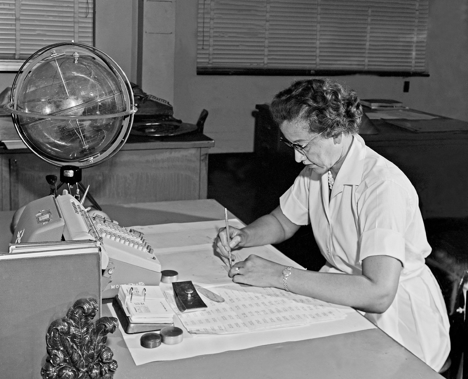 Calculating Women | Priyamvada Natarajan | The New York Review of Books