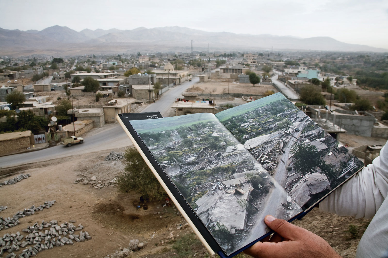 'Souvenirs or Landmarks': The Photographs of Susan Meiselas | Lindsey Hilsum | The New York Review of Books