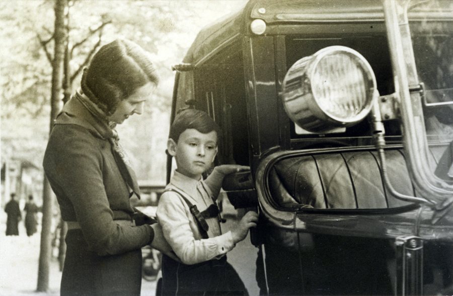 Early Life isn’t Everything | Robert A. Nichols, Simon Callow | The New York Review of Books