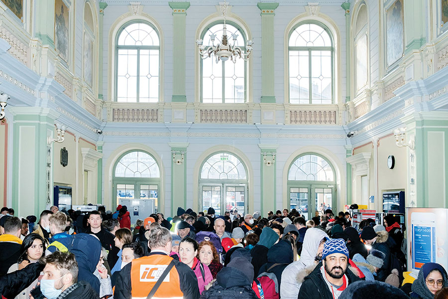 Ukrainian Lessons at the Train Station | Ada Wordsworth | The New York Review of Books