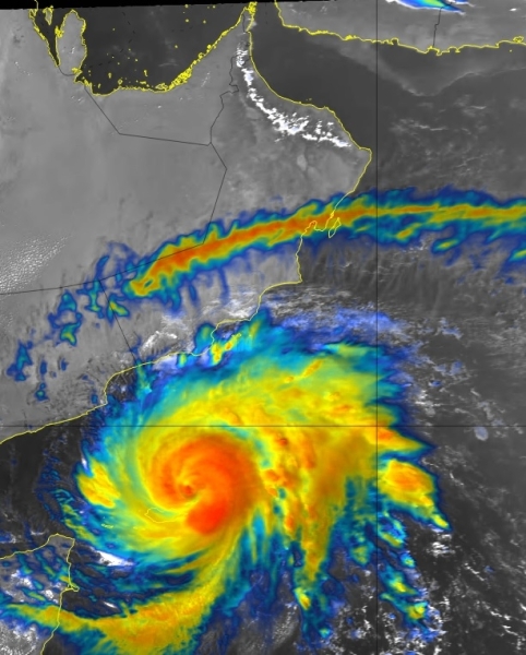 Cyclone Tej likely to make landfall in Yemen on Tuesday; 450km away from Oman - Oman Observer