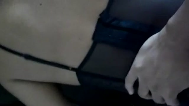 Mulher gostosa de lingerie preta fodendo de 4 em sexo amador