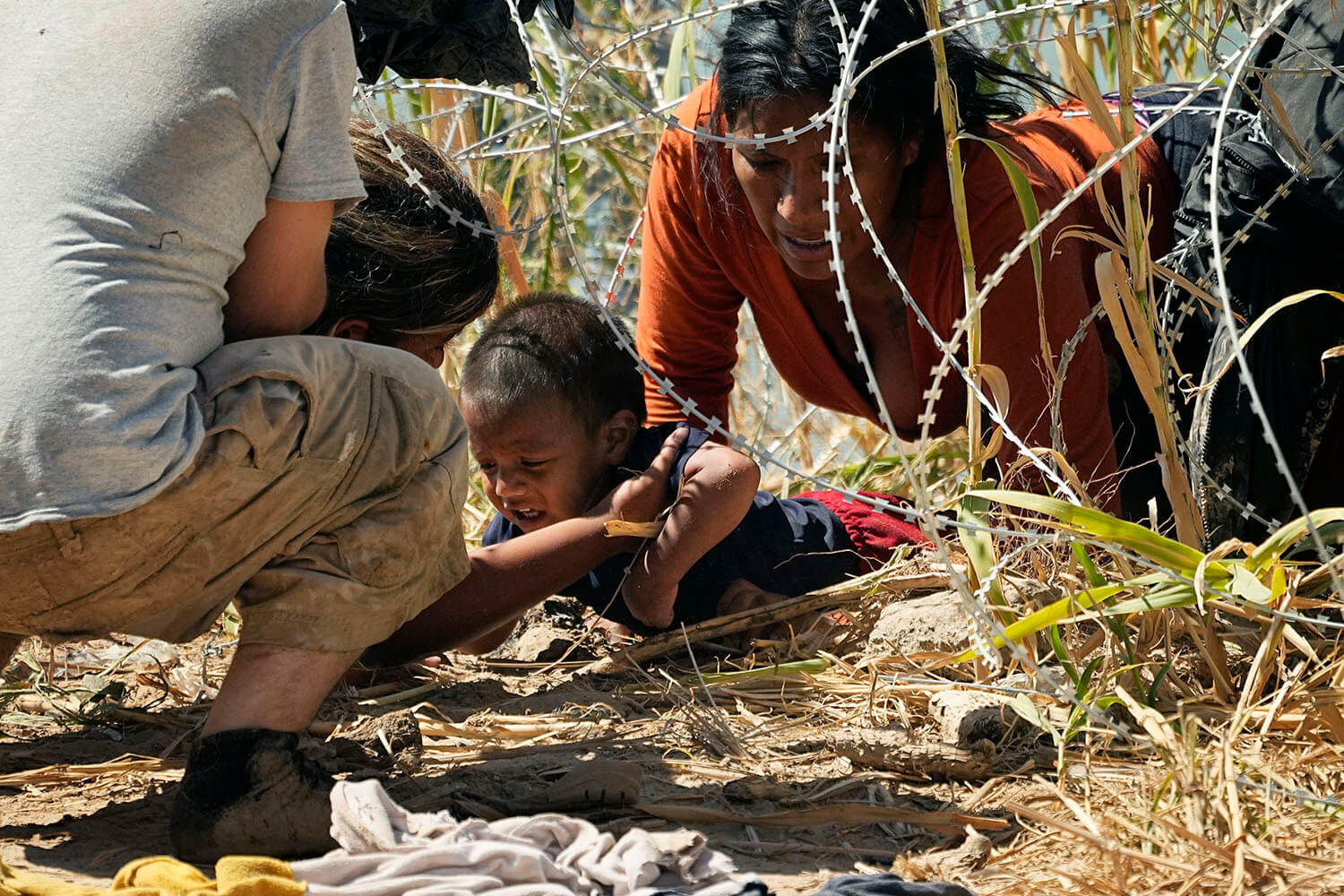 Associated Press wins Pulitzer for documenting arduous migration journeys - Poynter