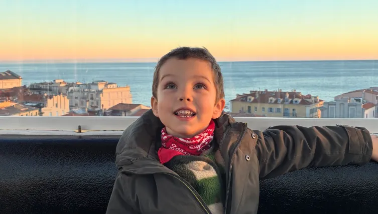 "Pas de donneur compatible" : les parents d'Elio, 4 ans, atteint d'une leucémie, cherchent un donneur de moelle osseuse | France Inter