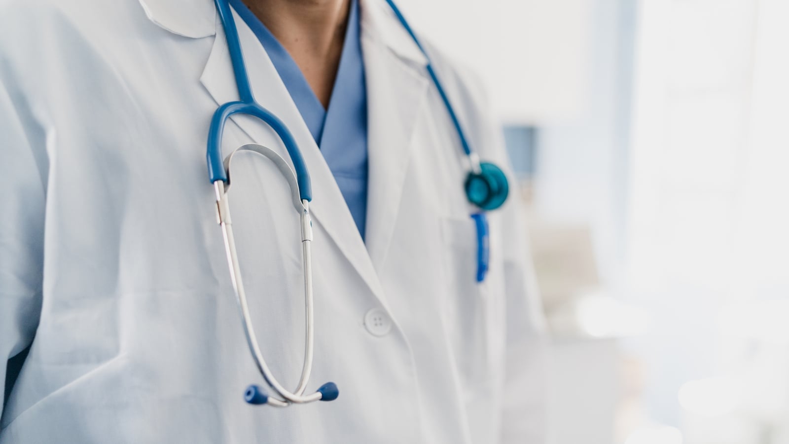 418 hospital consultants sign new public-only contract