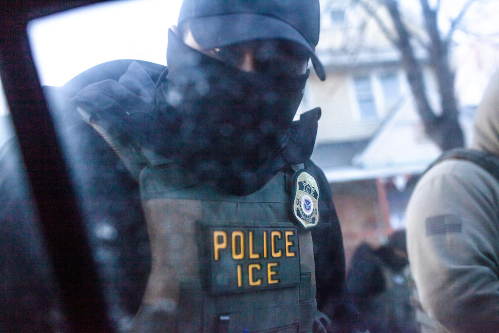 Judge restricts warrantless ICE arrests in Oregon, finding threat of ‘severe harm’ - Salem Reporter