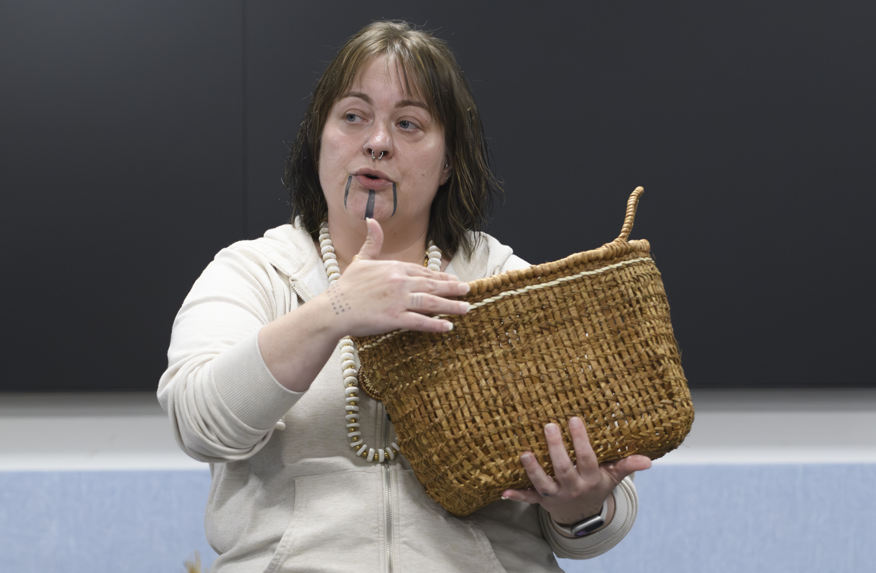 Kalapuya weaver demonstrates traditional basketry in Salem talk - Salem Reporter