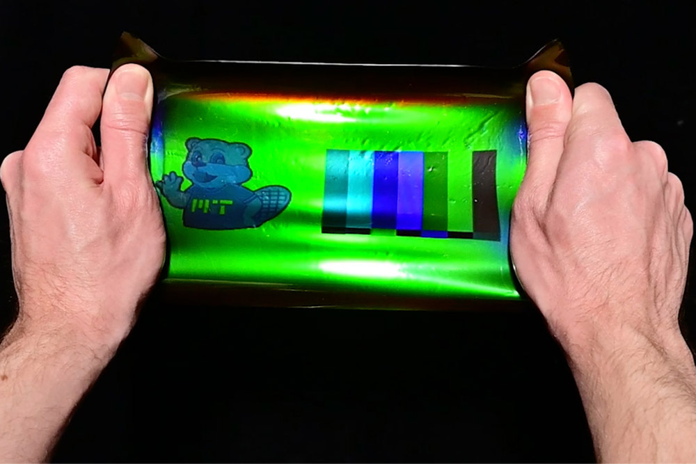 Dehnbare Fotos wechseln die Farbe - Neuartiges Material vereint uralte Fotografie-Technik mit modernstem Holografie-Film - scinexx.de