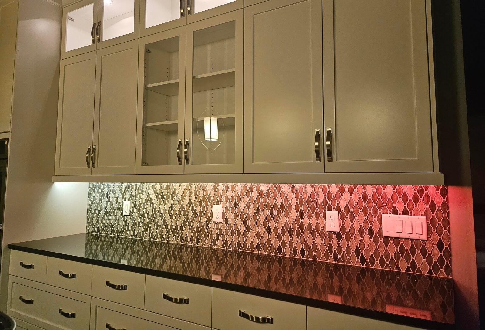 Hue OmniGlow: So beleuchtet der Lightstrip die Küche - Smartlights.de