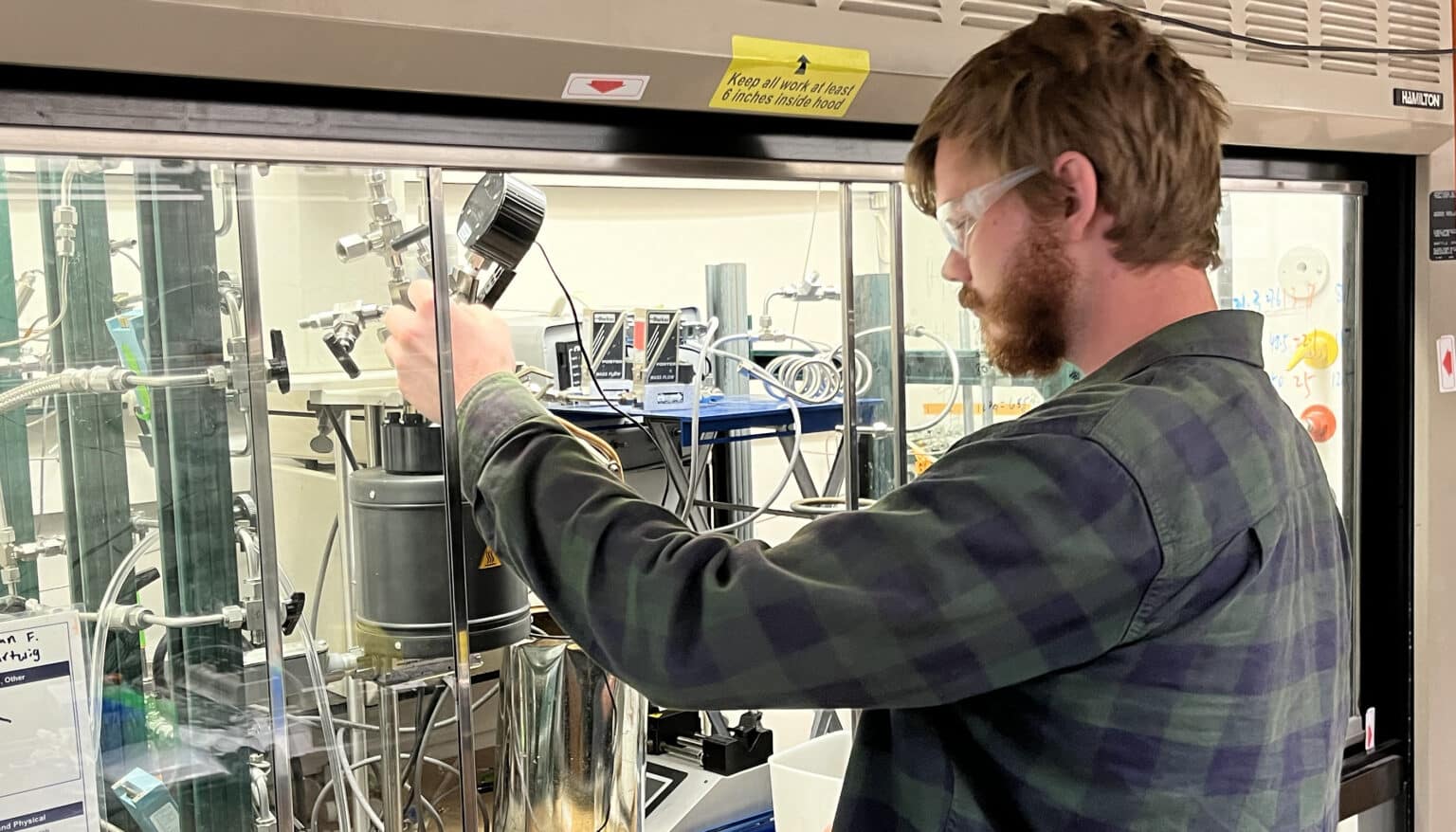 New process vaporizes plastic wastes to make new, recycled plastics