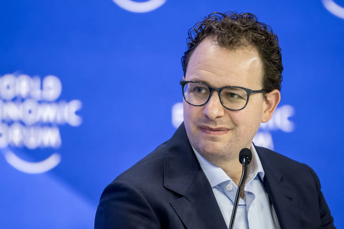 Anthropic CEO’s Comments That Engineers Use AI to Code Ignite H-1B Visa Debate