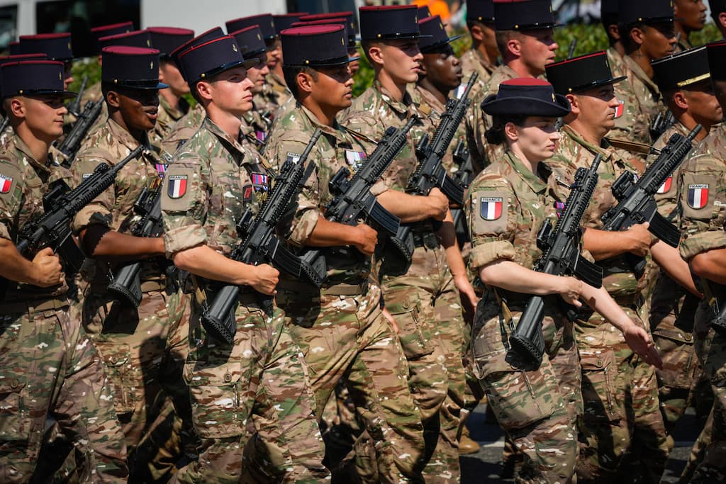 Pourquoi le service militaire volontaire est "une nécessité pour l’armée française" ? - Valeurs actuelles