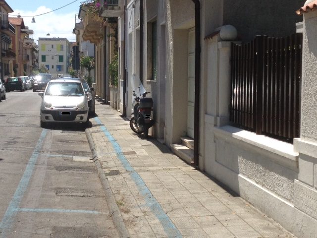 Strisce blu dipinte sui marciapiedi, sul web monta la rabbia di tanti viareggini - Cronaca Versiliatoday.it